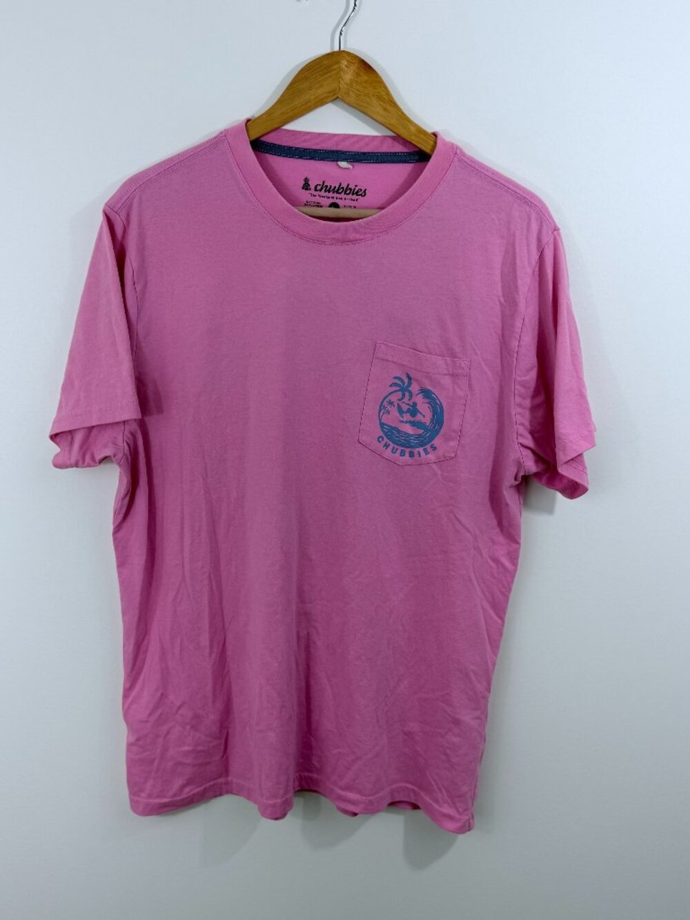 Chubbies Men's "The Surfer" Graphic Pocket T-Shirt – Pink – Size Large